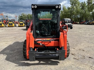 Chargeuse compacte Kubota SSV65 2024-Puissance compacte, levage vertical et performance à usage intensif - Product Image 4