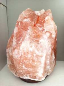 Lámpara de sal rosa del Himalaya tallada en flores | Artesanía paquistaní hecha a mano con base de madera para una decoración elegante del hogar - Product Image 6