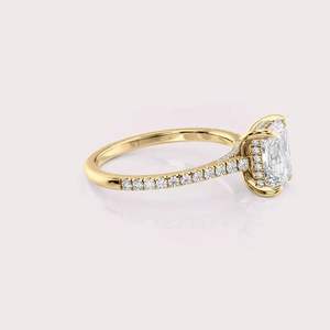 แหวนหมั้นเพชรทรงเรเดียนท์คัท เพาะเลี้ยงในห้องปฏิบัติการ ตัวเรือนทองคำ 18K สีเหลือง/ขาว/โรสโกลด์ ประดับเพชรเม็ดเดี่ยว พร้อมวงแหวนประดับเพชรแบบพาเว่ - Product Image 2