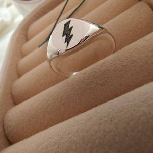 Strike With Style Wearing Lightning Bolt Signet Ring Un símbolo de energía de poder y rebelión Perfecto para looks audaces y regalos únicos - Product Image 5
