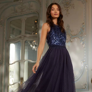 Maxi vestido de noche adornado con lentejuelas azul marino con cuello Halter Logo frontal Diseño sin espalda para fiestas de graduación y cócteles - Product Image 1