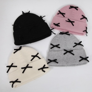 Bonnet en tricot avec nœud pour femme – Hiver, doux, en acrylique, chaud, extensible, avec joli ruban, confortable, tendance, pour l'extérieur - Product Image 2