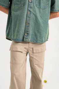 เสื้อเชิ้ตเดนิมแขนสั้นผู้ชาย ผ้าฝ้าย 100% เป็นมิตรกับสิ่งแวดล้อม ระบายอากาศดี สไตล์ลำลอง แฟชั่นสตรีทแวร์ เหมาะสำหรับฤดูร้อน สามารถเลือกสีได้ - Product Image 6