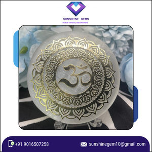 Vente en gros Plaque de chargement en sélénite avec sous-verres nettoyants en cristal au design Om Lotus pour l'harmonie spirituelle et l'équilibre énergétique - Product Image 4