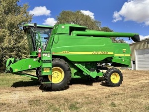 Cosechadora Agrícola Usada JOHN DEERE y Case IH 9230 y 8240 de 4 Filas para Maíz de Alta Capacidad - MASSEY FERGUSO - Product Image 3