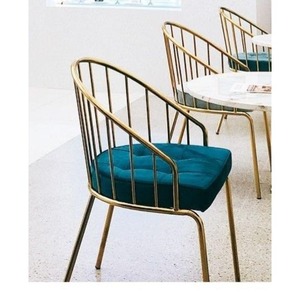 Chaise décorative et robuste en métal avec cadre en fer massif design contemporain élégant et finition attrayante pour la décoration intérieure - Product Image 4