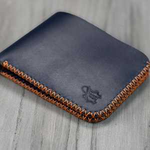 กระเป๋าสตางค์แบบพับได้รุ่น No.55-V2 Slim Classic (สีกรมท่าและสีน้ำตาล) หนังฟูลเกรนเวจแทน สำหรับทุกเพศ - Product Image 6