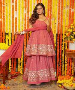 Fabuloso vestido de recepción Kanchipuram con Dori Work y detalles de perlas. - Product Image 1