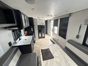 Camping-car mobile d'occasion 2022 F-o-r-e-s-t R-i-v-e-r O-z-a-r-k 2500TH, compatible avec les camions et voitures, pour 4 à 6 personnes - Product Image 3