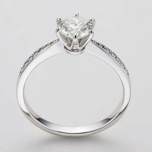 Bague de fiançailles en moissanite taille brillant de 1 carat (6,5 mm) personnalisée de luxe, sertie à griffes, en argent sterling 925, solitaire, cadeau d'anniversaire de mariage - Product Image 4