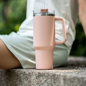 Vaso de 40 onzas con asa y tapa de popote aislado a prueba de fugas de acero inoxidable de doble pared para café para viaje - Product Image 3
