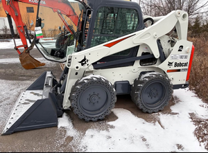 Minicargadora Bob usada en excelentes condiciones para construcción, paisajismo, agricultura, quitanieves y manejo general de materiales - Product Image 3