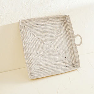 Elegancia tejida a mano Una bandeja de ratán bellamente elaborada para agregar encanto natural a cualquier espacio - Product Image 2