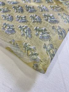 Tela de Algodón Beige Pequeña con Estampado Floral Minimalista Hecho a Mano - Product Image 2