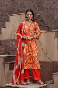 Kurta estampado con motivos étnicos naranjas con pantalones sólidos y gasa teñida Dupatta con cuello en V A-line Kurta al mejor precio - Product Image 2