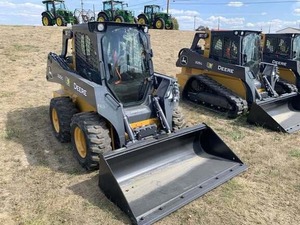 Chargeuse compacte sur pneus diesel John Deere, équipement de construction jaune - Product Image 1