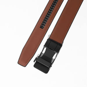 Cinturón de Cuero Genuino para Hombre TST3104 con Cierre Automático, Textura de Carbono, Diseño Resistente a los Arañazos - Product Image 5