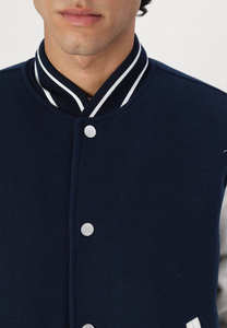 Chaqueta universitaria de lana personalizada de alta calidad para hombre, tipo de cierre, bolsillos con botones, chaqueta Bomber de béisbol universitaria cálida Letterman para hombre - Product Image 3