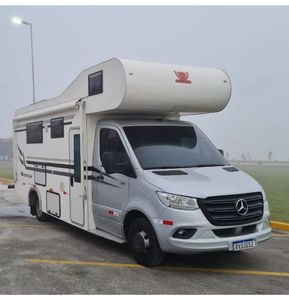 Camping-car à toit surélevé 4x4 avec intérieur haut de gamme - Product Image 2