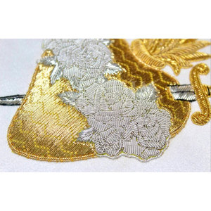 Écussons en soie brodés à la main avec logo personnalisé en gros, badges de tissu de mode haut de gamme faits à la main avec emballage personnalisé - Product Image 3