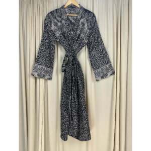 Robe-cardigan en mélange de laine de yak pour femme, motif floral noir, confortable et chaude pour l'hiver, avec poches, style original, manteau de maison tissé ODM - Product Image 4