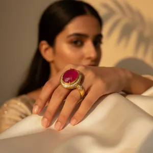 Bague de cocktail de luxe pour femme avec pierre de corail, plaqué or et argent, sertie de diamants pavés, design géométrique, tendance - Product Image 3
