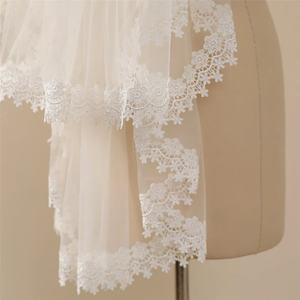 Un chef-d 'œuvre montre parfaitement votre glamour et votre charme Design délicat avec un peigne argenté Voile de mariée floral à deux niveaux - Product Image 5