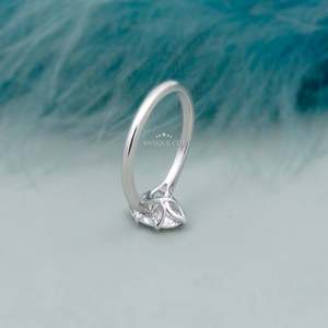 Anillo de Compromiso de Oro Blanco con Certificado IGI, Solitario Ovalado con Diamantes Engastados en 6 Puntas - Product Image 5