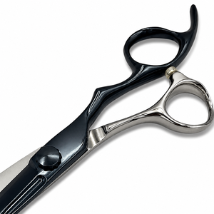 Ciseaux de coiffure professionnels noirs et argentés en acier inoxydable avec poignée ergonomique inclinée - Product Image 6