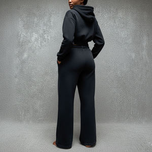 ชุดเซ็ต 2 ชิ้น เสื้อฮู้ดครอปแขนยาวปักโลโก้ตามสั่ง สไตล์สตรีทแวร์สำหรับฤดูหนาว ผลิตตามแบบ OEM ผ้าฝ้าย 100% สีพื้น พร้อมกางเกงจ็อกเกอร์ทรงบานสำหรับผู้หญิง - Product Image 3