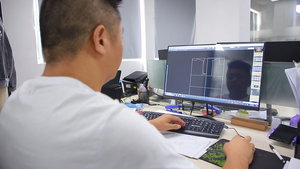 شورتات عصرية بطول الركبة بتصميم أوروبي وأمريكي مع رباط وشعار مطبوع مخصص - Product Image 4