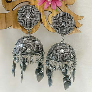 Los pendientes Afgani Jhumka de plata oxidada presentan intrincados detalles florales con Ghungroos Kundan y pequeños espejos que lo hacen grandioso - Product Image 1