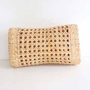 หมอนหวายธรรมชาติน้ำหนักเบาระบายอากาศและมีสไตล์เหมาะสำหรับพื้นที่สไตล์โบโฮหรือชนบทเพิ่มพื้นผิวและความอบอุ่นในการตกแต่งบ้าน - Product Image 1