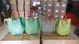 Panier de courses surdimensionné en raphia coloré de Madagascar, sac de plage en paille naturelle avec poignées en cuir et fermeture à cordon - Product Image 3