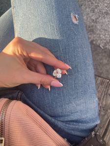 Bague de fiançailles 3 pierres certifiée IGI Toi Et Moi avec diamants de poire ovales et coussinés en laboratoire en or massif 14 carats pour elle - Product Image 3