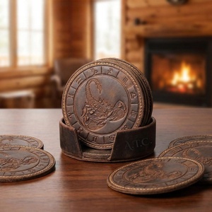 Sous-verres en cuir de vachette avec incrustation en fer à cheval et bordure tressée en cuir naturel - Couleurs assorties - Product Image 4