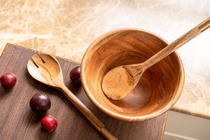 Ensaladera de madera hecha a mano con estampado de esmalte Cuenco de servicio sostenible y ecológico para una cocina y comedor saludables - Product Image 5