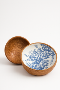 Elegante cuenco de madera con ilustraciones de follaje índigo en cascada en cerámica interior, perfecto para fines decorativos o funcionales - Product Image 3