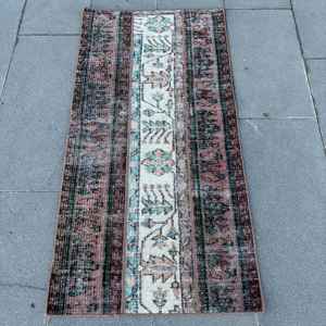 Alfombra pequeña vintage de 2x4 pies (62x123 cm), alfombra turca con estampado animal marrón - Product Image 1