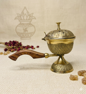 Quemador de incienso de metal de latón indio hecho a mano Mubkhar/Bakhoor/Madkhan para Ramadán y Eid madera perfumada con fragancia de té - Product Image 1