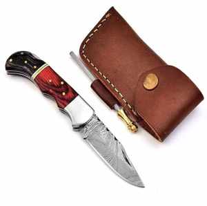 Cuchillo de acampada de acero de Damasco hecho a mano personalizado, cuchillo plegable de bolsillo con mango de madera - Product Image 1