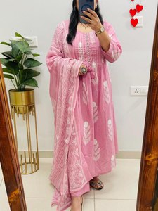 ชุดคุर्ตาผ้าฝ้ายพิมพ์ลายดอกไม้คุณภาพสูงสำหรับสุภาพสตรี ผ้าเนื้อนุ่ม ปักลายสวยงาม พร้อมผ้าคลุมไหล่ทันสมัย เหมาะสำหรับชุดประจำชาติในฤดูร้อน - Product Image 4