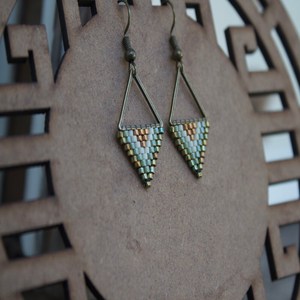 Boucles d'oreilles perlées à motifs triangulaires et éclaircissantes pour femmes et filles à porter pour la fête de mariage, Hldi ,mehendi Wear - Product Image 3