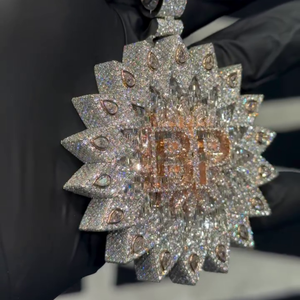 Pendentif personnalisé BP Starburst |   Argent 925 |   Moissanite VVS |   Entièrement serti de pierres |   Pierres taillées en baguette et en poire - Product Image 6