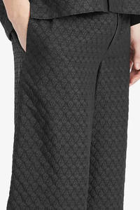 Bermuda texturé noir pour homme avec ceinture élastique et motif géométrique subtil, confortable et élégant pour l'été - Product Image 5