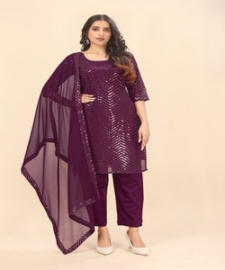 Robe Banarasi élégante de mariage floral avec kurta traditionnelle de détails de perles. - Product Image 3