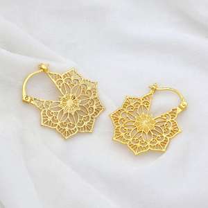 Boucles d'oreilles créoles florales en laiton filigrané Mandala, plaquées or 18 carats, vente en gros pour femmes - Product Image 6
