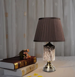 โคมไฟตั้งโต๊ะไม้แกะสลักอย่างประณีตพร้อมโป๊ะทรงสี่เหลี่ยมผืนผ้าสำหรับโต๊ะข้างเตียงสไตล์คลาสสิกของคุณ มีจำหน่ายในราคาขายส่ง - Product Image 3