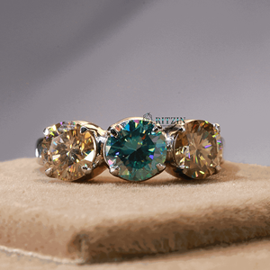 Anillo de compromiso de estilo de 3 piedras con punta de garra de diamante de corte redondo azul para mujer - Product Image 3