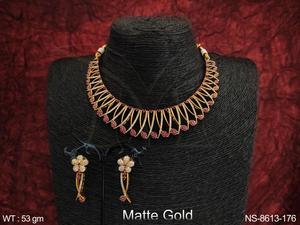 Ensemble de colliers de créateur en plaqué or mat avec pierres pleines - Product Image 4